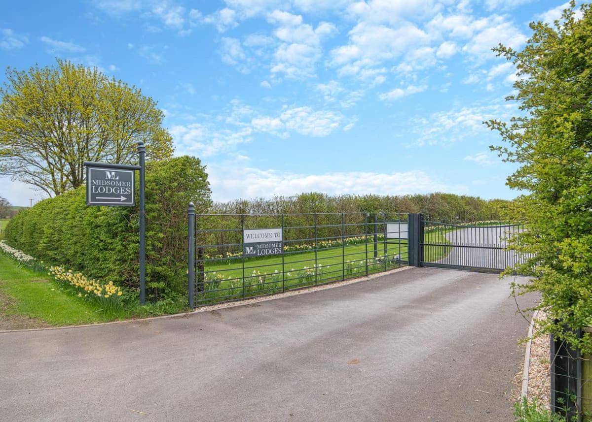Midsomer Lodges Pilton Экстерьер фото